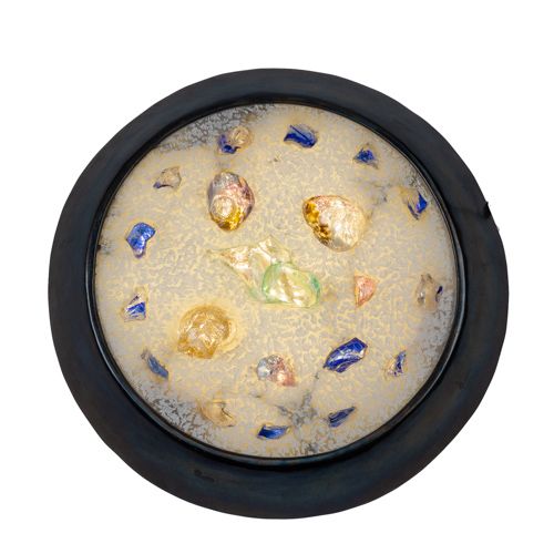 oggetto luminoso realizzato in alabastro con inserimento di cristalli colorati.