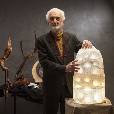 Renato e il suo strobilo nell'art studio di Volterra